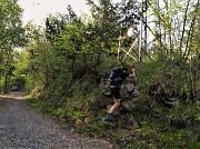 26 Stavolta no strdetta a dx, ma sentierino insolito nel bosco in direttissima !